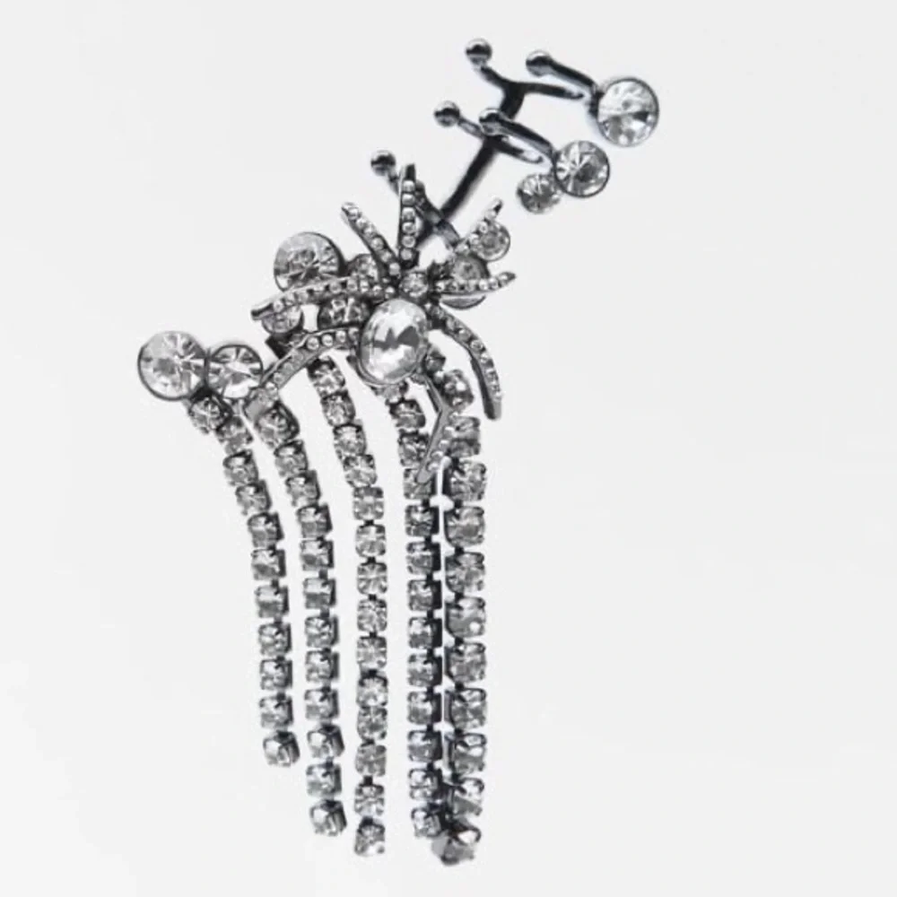 🌹NWT. Zara Anthracite Grey Metal Ear Cuff with Spider Detail and Rhinestone.
